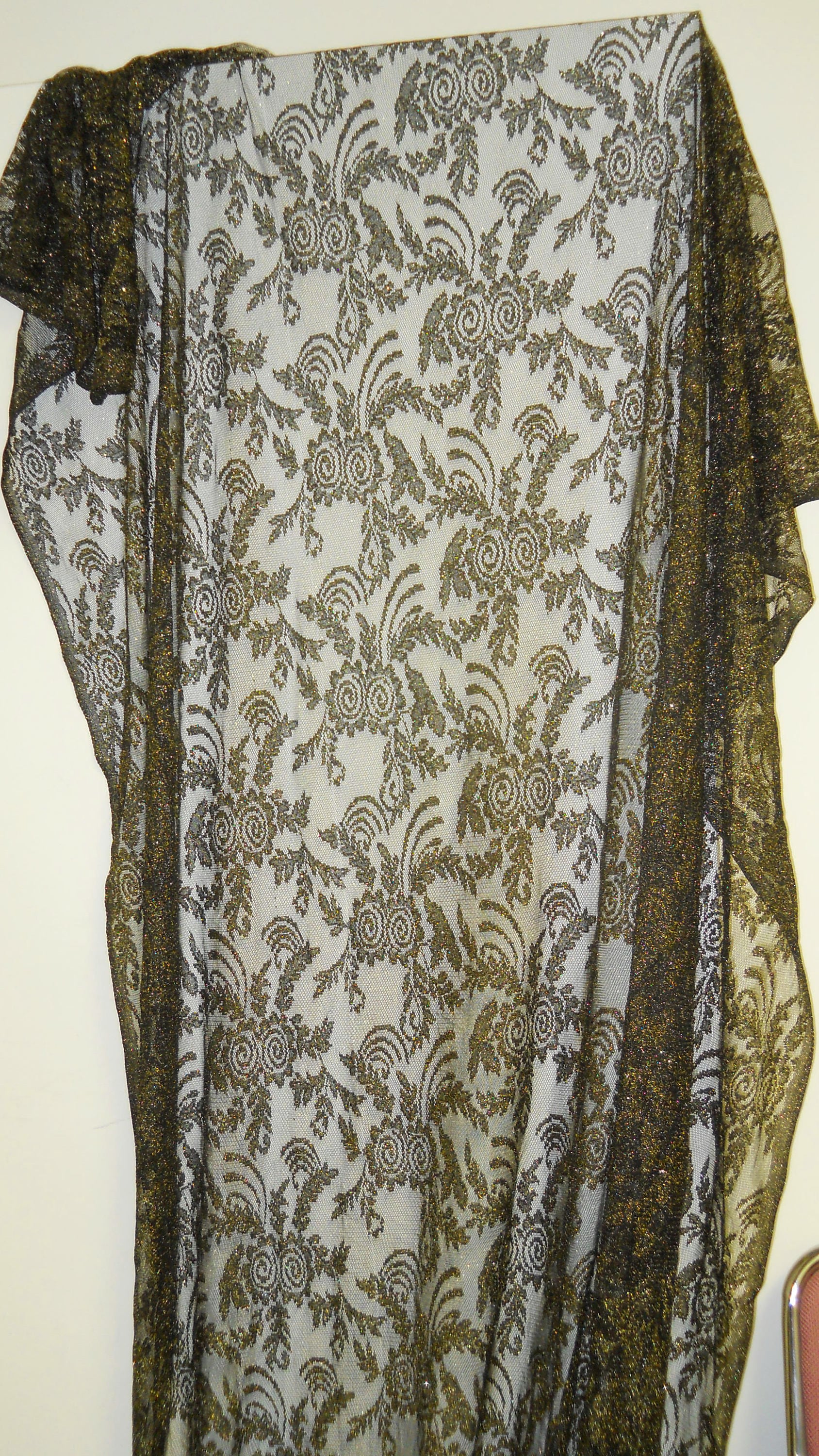 Gold Lurex Spitze Schwarz Blumenmuster Abendgarderobe Party Kleid Stoff Neujahr Ferien Geschenk Glänzender Schiere Rest Verkauf Gold Lurex Spitze Schwarz Blumenmuster Abendgarderobe Party Kleid Stoff Neujahr Ferien Geschenk Glänzender Schiere Rest Verkauf von FabricInStyle