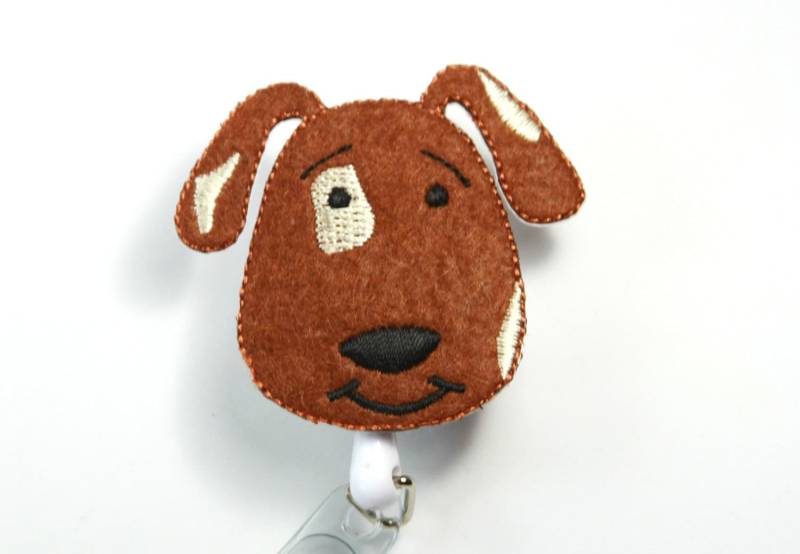 Brown Jack Russel Abzeichen Rolle, Brauner Hundeabzeichenhalter, Hundestecker, Haustier Abzeichenhalter, Terrier Badge Halter von FabricLoveandFun