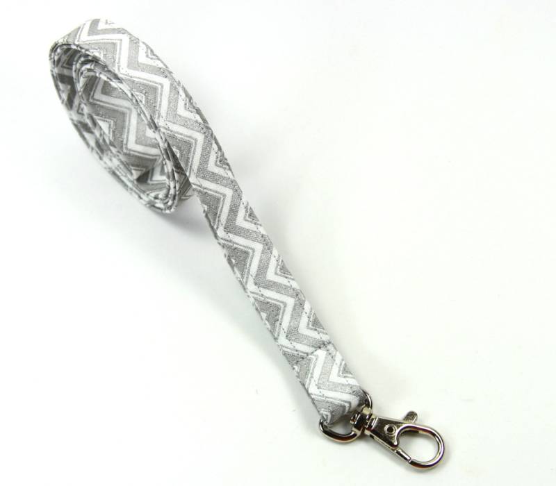Chevron Stoff Lanyard, Graue Grau Chevron Skinny Badge Holder von FabricLoveandFun