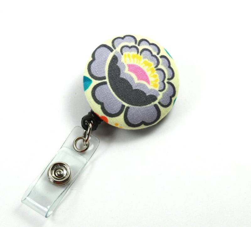 Graue Blume Stoff Button, Button Abzeichen Walzen, Retractable Reel von FabricLoveandFun
