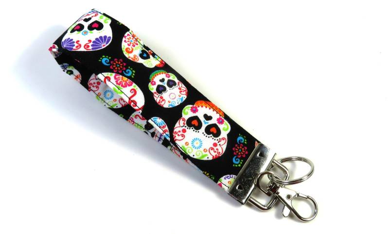Sugarskull Stoffschlüssel-Kette, Schädelabzeichenhalter, Zuckerschädel Armband, Stoff-Armband, Schädel-Keychain von FabricLoveandFun