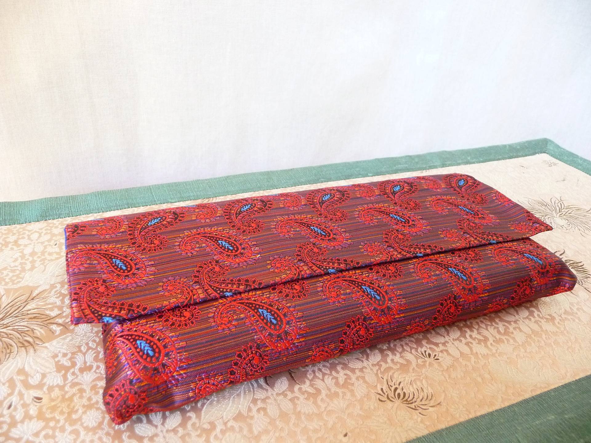 Kleine Mittlere Größe - Seidenbrokat Sadhana Texthülle Irisierendes Burgund Mit Dunkelrotem Futter Kleine Mittlere Größe - Seidenbrokat Sadhana Texthülle Irisierendes Burgund Mit Dunkelrotem Futter von FabricOfLoveStore