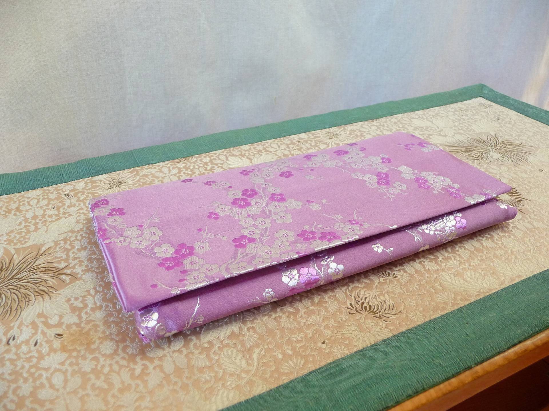 Mittlere Größe - Seidenbrokat Sadhana Text Cover Lila Pflaumenblüten Mit Dunkelviolettem Marmorfutter Mittlere Größe - Seidenbrokat Sadhana Text Cover Lila Pflaumenblüten Mit Dunkelviolettem Marmorfutter von FabricOfLoveStore