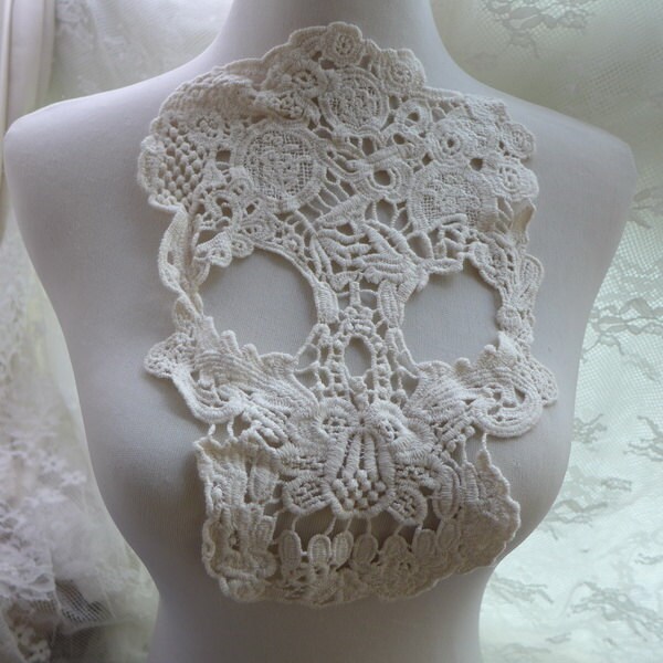 Baumwollspitze Applikation Große Totenkopf in Beige Für Schal, Shirt, Tank Tops, Zum Nähen Baumwollspitze Applikation Große Totenkopf in Beige Für Schal, Shirt, Tank Tops, Zum Nähen von FabricTrims