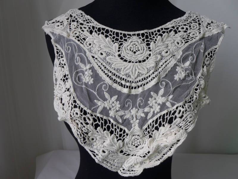 Beige/Off Weiße Spitzenkragen Applikationen, Retro Baumwolle Floral Bestickter Ausschnitt Spitzenapplie von FabricTrims