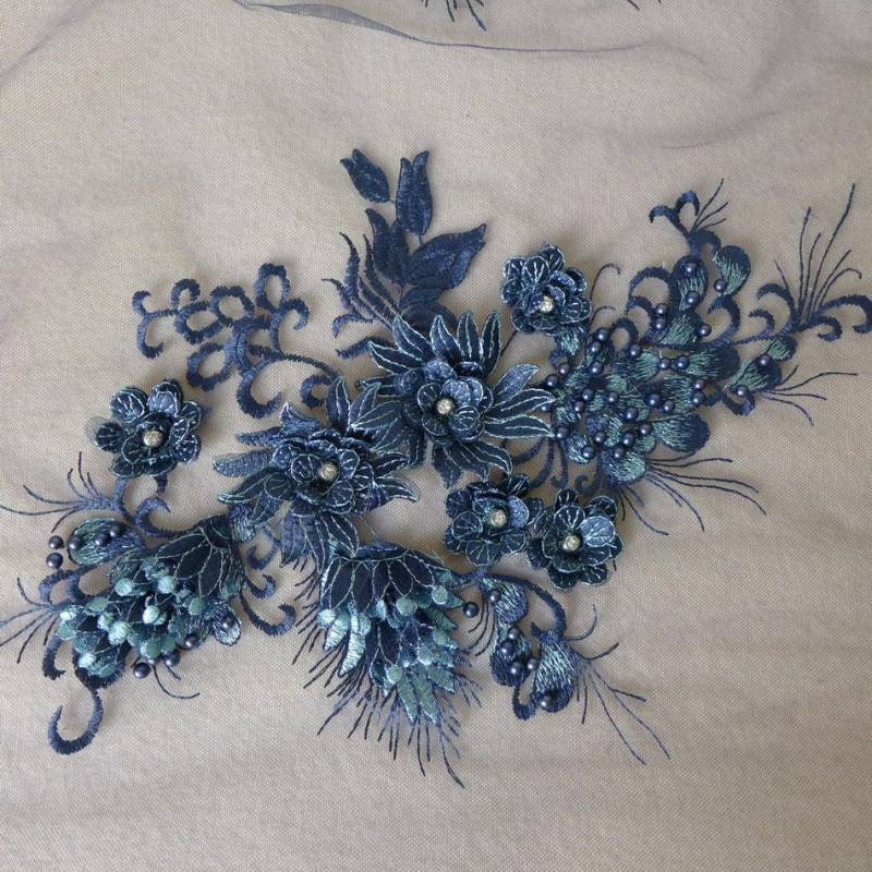 Verkauf 3D Voll Blüte Spitze Applikation, Exquisite Applikation in Dunkelblau, Perle Perlen Stoff Trim Mit Strass, Schmuck Design Verkauf 3D Voll Blüte Spitze Applikation, Exquisite Applikation in Dunkelblau, Perle Perlen Stoff Trim Mit Strass, Schmuck Design von FabricTrims