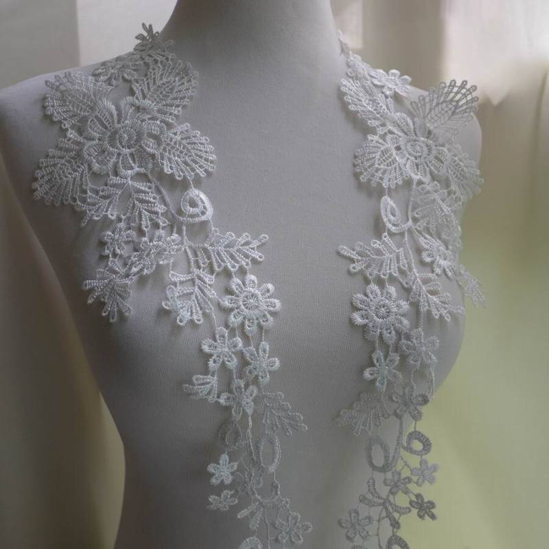 Weißes Venise-Spitze-Blumenapplikations-Paar Für Kleid-Applikation, Hochzeit, Kleidungsentwurf Weißes Venise-Spitze-Blumenapplikations-Paar Für Kleid-Applikation, Hochzeit, Kleidungsentwurf von FabricTrims