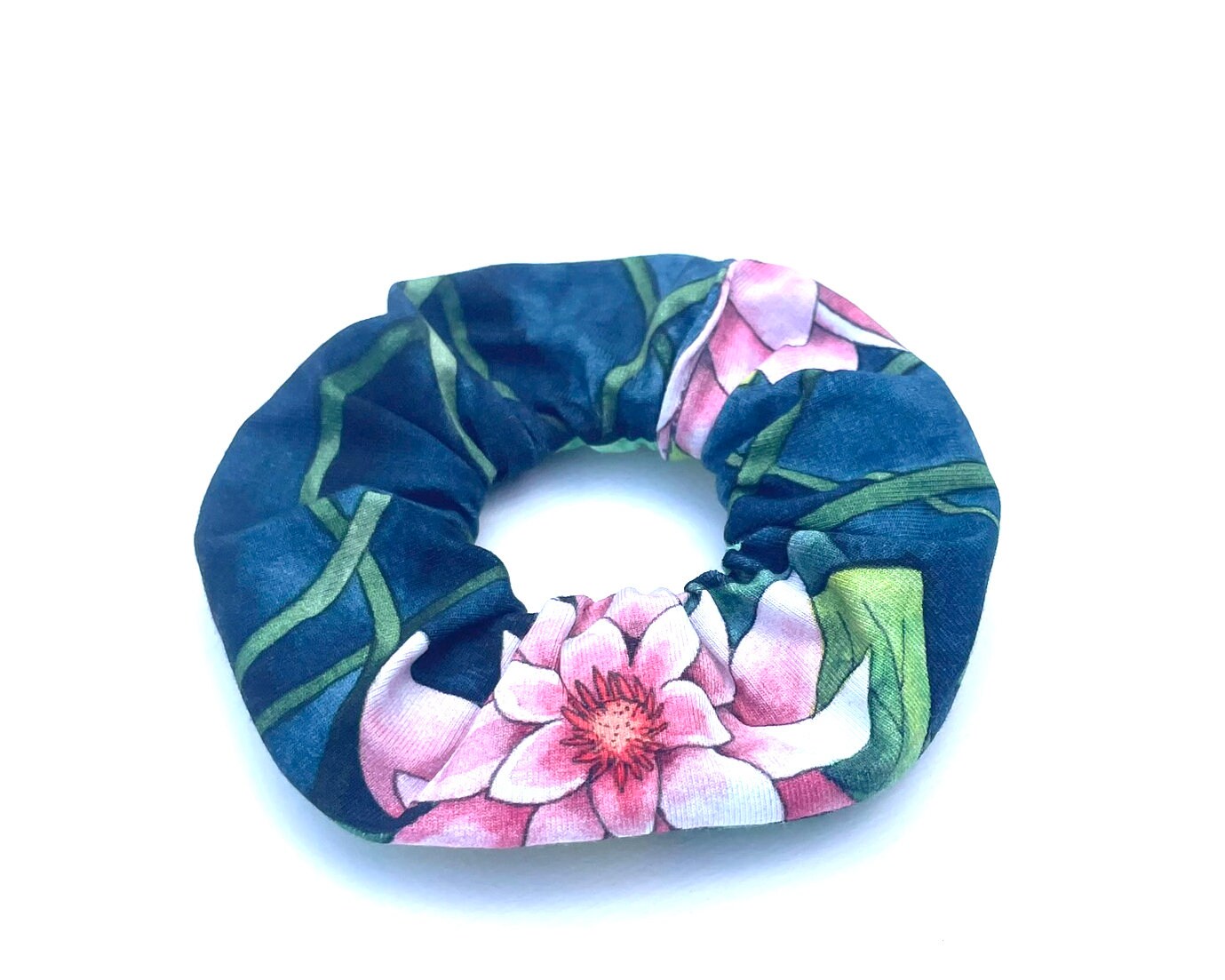 Scrunchie Lily Pad Pond Dark von FabricfulMind