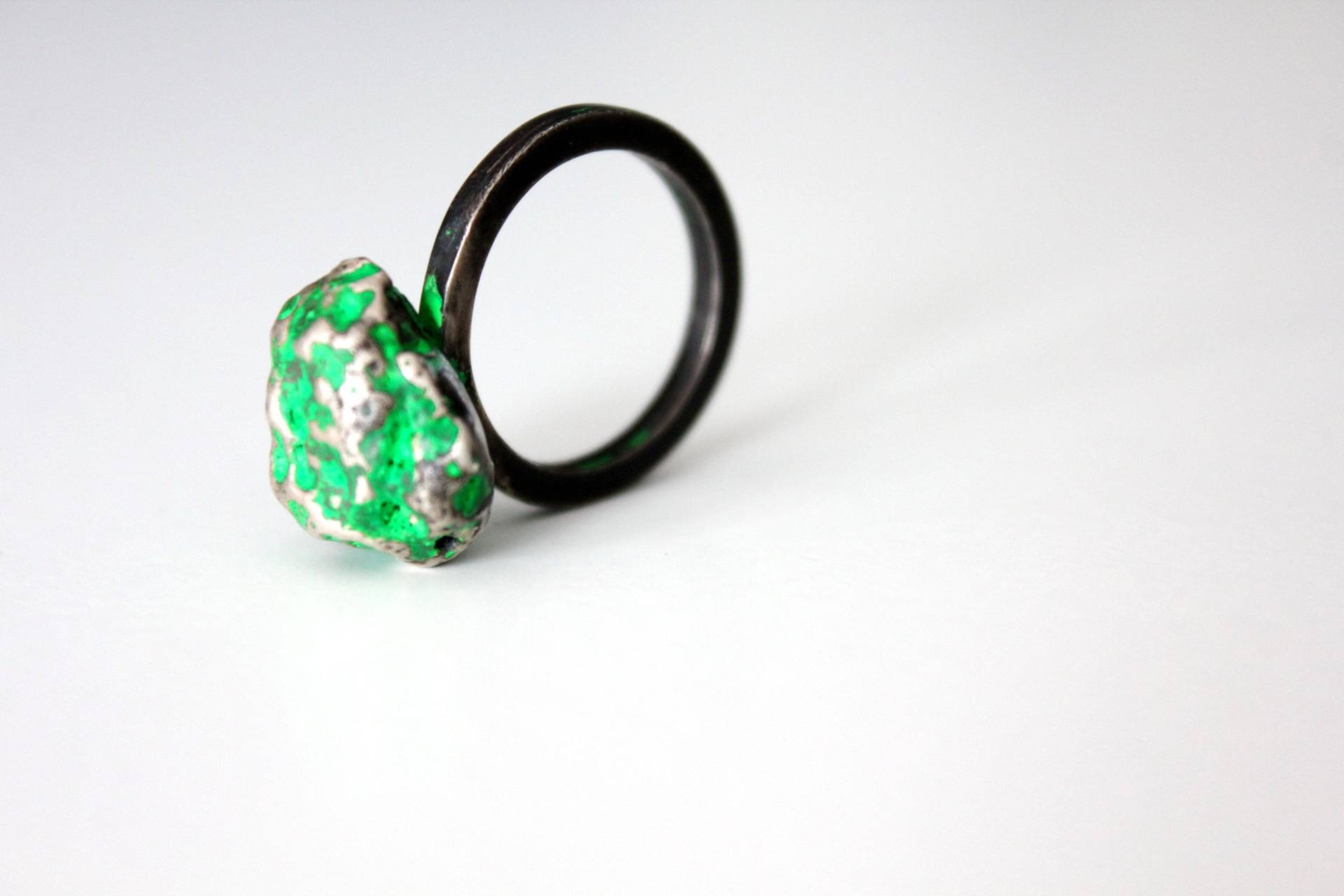 Oxidierter Sterlingsilber-Rock-Ring Fluoreszierender Grüner Bemalter Stein Oxidierter Sterlingsilber-Rock-Ring Fluoreszierender Grüner Bemalter Stein von FabrikaArtsCrafts