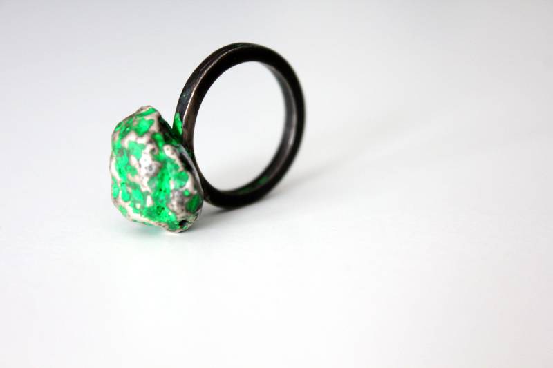 Oxidierter Sterlingsilber-Rock-Ring Fluoreszierender Grüner Bemalter Stein Oxidierter Sterlingsilber-Rock-Ring Fluoreszierender Grüner Bemalter Stein von FabrikaArtsCrafts