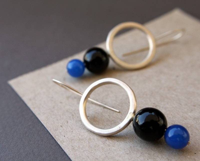 Prue, Sterling Silber, Blauer Achat, Schwarzer Onyx, Ohrhänger Prue, Sterling Silber, Blauer Achat, Schwarzer Onyx, Ohrhänger von FabrikaArtsCrafts