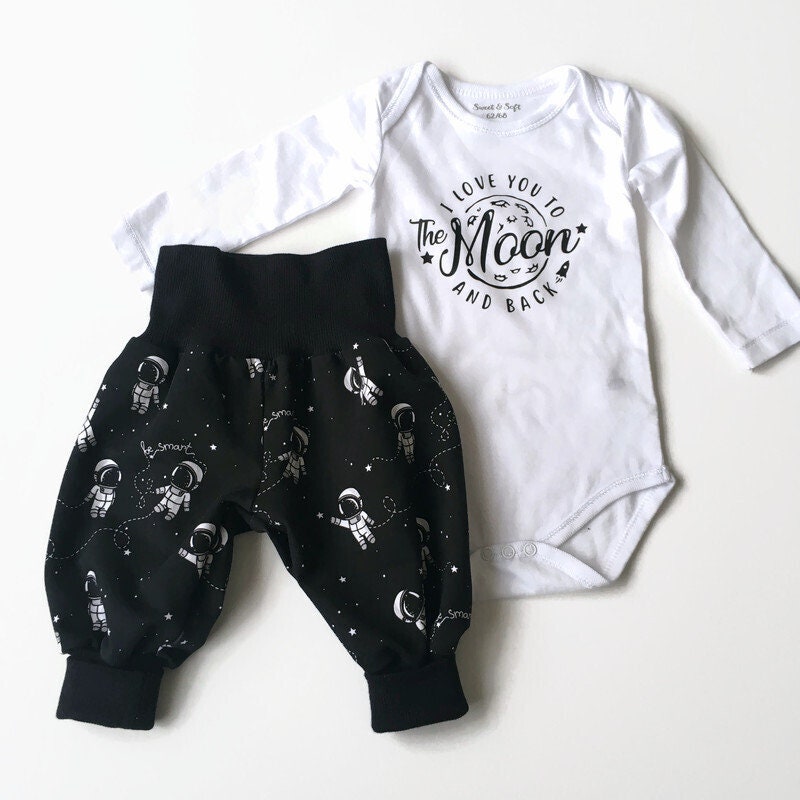 Baby-Set. Schwarze Haremshose Mit Astronauten. Love You To The Moon Body. Hose Und Baby-Set. Schwarze Haremshose Mit Astronauten. Love You To The Moon Body. Hose Und von FabriqueDeLimonade