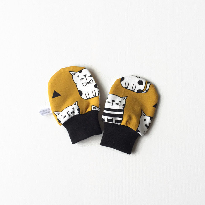 Gelbe Babyhandschuhe Mit Katzen, Babykratzhandschuhe Schwarzen Oder Weißen Bündchen. Bio Baumwolle Gestrickt. Baby Geschenk Junge Mädchen Hand Covers von FabriqueDeLimonade