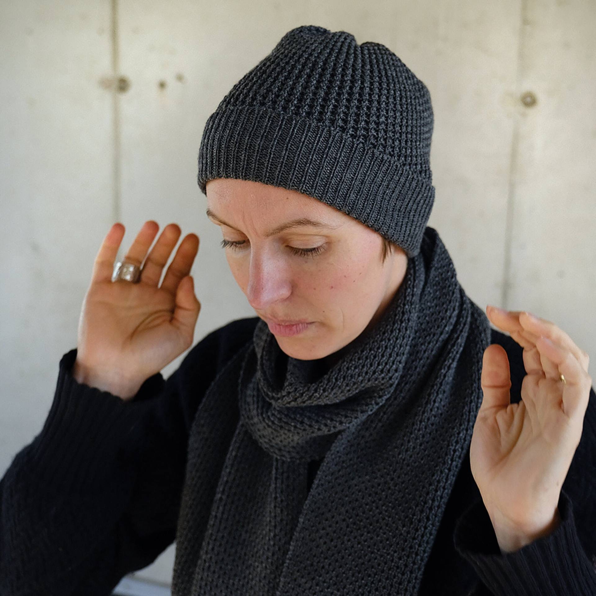 Set Mütze Und Schal Mit Schönem Muster in Grau Anthrazit Wolle Merino Handgefertigt Set Mütze Und Schal Mit Schönem Muster in Grau Anthrazit Wolle Merino Handgefertigt von FabriqueFrileuse
