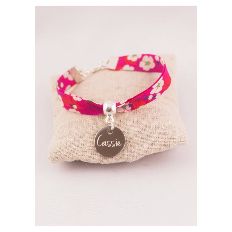 Liberty Mitsi Rotes Kinderarmband Mit Personalisierter Namensgravur, Kinderschmuck, Weihnachten, Geburtstag von Fabriqueatresors