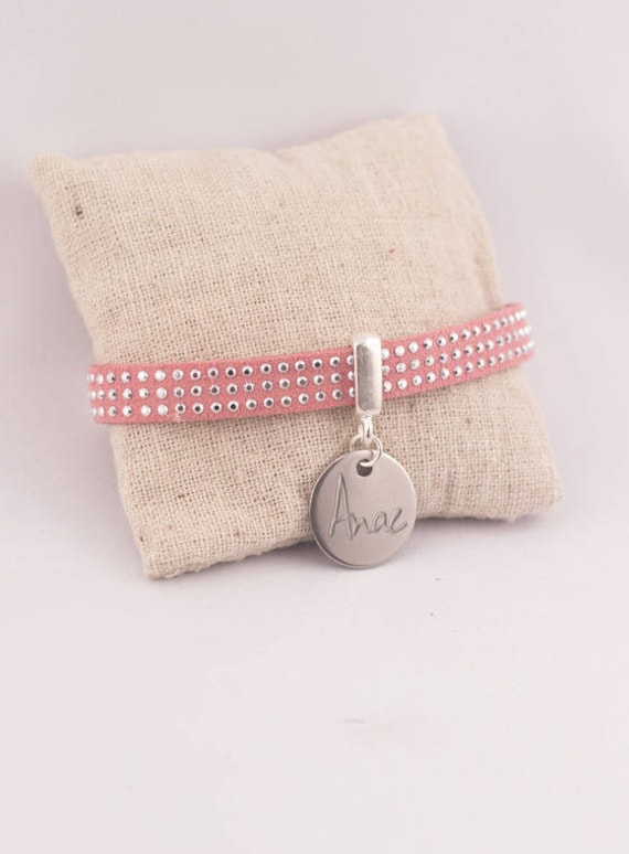 Personalisiertes Rosa Wildlederarmband Und Gravierte Medaille - Personalisierter Gravierter Schmuck von Fabriqueatresors