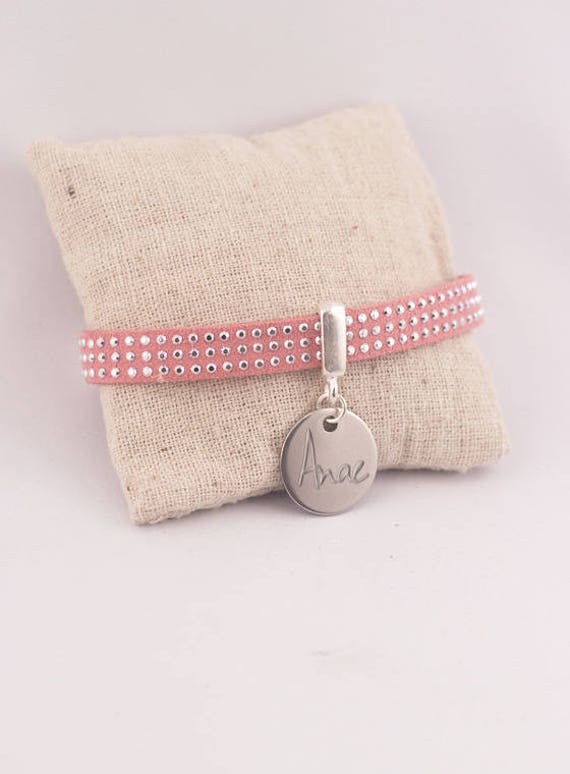 Personalisiertes Rosa Wildlederarmband Und Gravierte Medaille - Personalisierter Gravierter Schmuck Personalisiertes Rosa Wildlederarmband Und Gravierte Medaille - Personalisierter Gravierter Schmuck von Fabriqueatresors