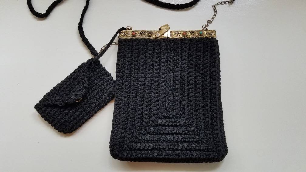 Antike Gehäkelte Schwarze Abendtasche Mit Goldenem Metallrahmen, Handtasche, Geldbörse, Befestigte Geldbörse Antike Gehäkelte Schwarze Abendtasche Mit Goldenem Metallrahmen, Handtasche, Geldbörse, Befestigte Geldbörse von FabsCardboardStore