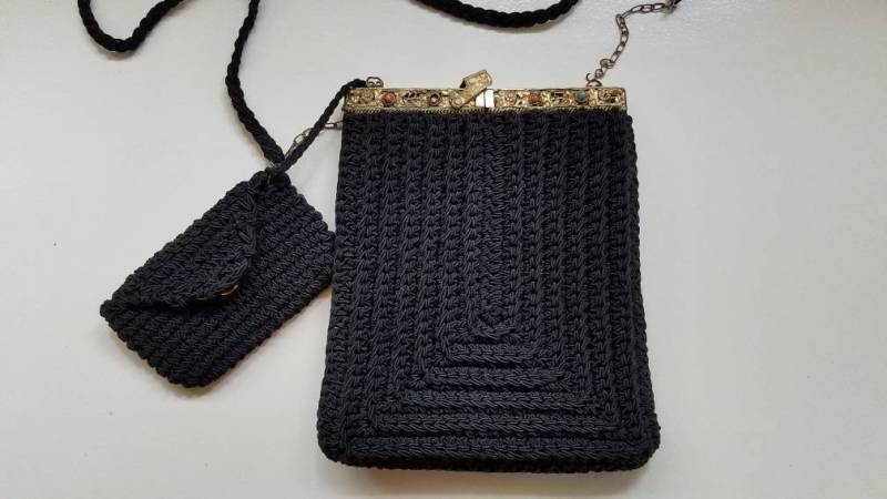 Antike Gehäkelte Schwarze Abendtasche Mit Goldenem Metallrahmen, Handtasche, Geldbörse, Befestigte Geldbörse Antike Gehäkelte Schwarze Abendtasche Mit Goldenem Metallrahmen, Handtasche, Geldbörse, Befestigte Geldbörse von FabsCardboardStore