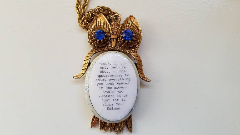 Vintage Upcycled Eule Halskette Mit Motivierendem Spruch, Ooak, Eminem 12" Kette, Gold Blauen Strassaugen Vintage Upcycled Eule Halskette Mit Motivierendem Spruch, Ooak, Eminem 12" Kette, Gold Blauen Strassaugen von FabsCardboardStore