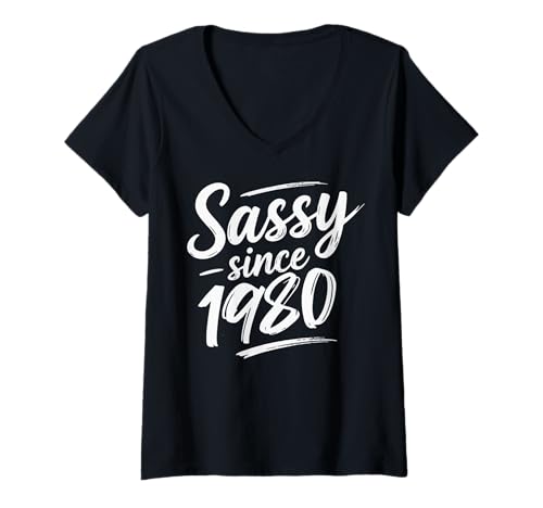 Damen Funny Attitude Sassy Since 1980 Retro Mama Wife Sass Queen T-Shirt mit V-Ausschnitt von Fabulous Class Since 1980 Trendy Birthday Girl QFJ