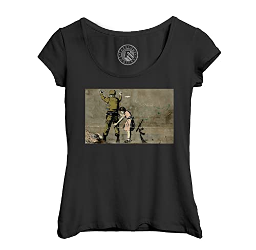 Rundhals-T-Shirt aus Bio-Baumwolle für Damen Banksy Mädchen Soldat Suche Waffe von Fabulous