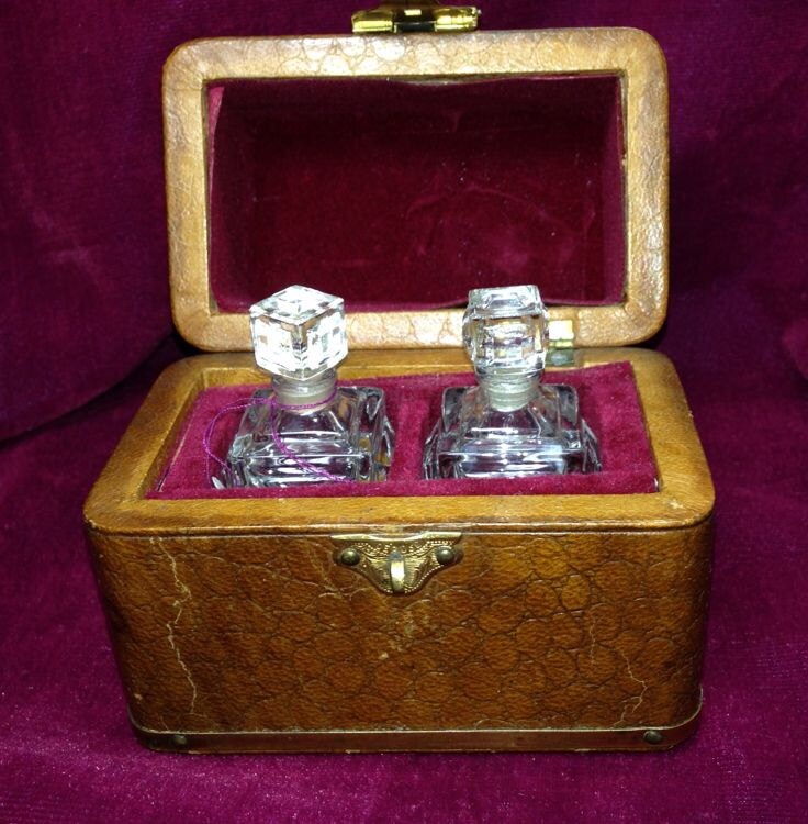 Molinard Baccarat Parfümflaschen in Lederfass, Spezielle Präsentationstasche Crystal Flacons Molinard Baccarat Parfümflaschen in Lederfass, Spezielle Präsentationstasche Crystal Flacons von FabulousAssets