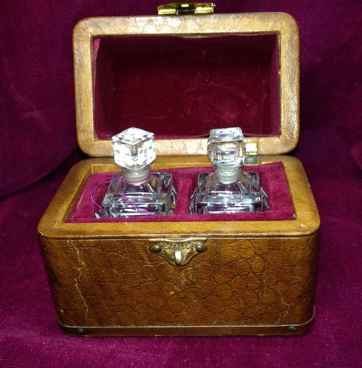 Molinard Baccarat Parfümflaschen in Lederfass, Spezielle Präsentationstasche Crystal Flacons Molinard Baccarat Parfümflaschen in Lederfass, Spezielle Präsentationstasche Crystal Flacons von FabulousAssets