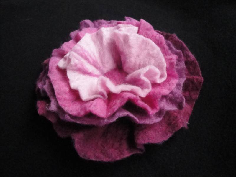 Rosa Nass Filz Brosche Zubehör Oder Pin Ist Aus Gefärbten Merinowolle Gefertigt Und Verfügt Über Eine Nadel Gefilzte Center von FabulousFiberworks