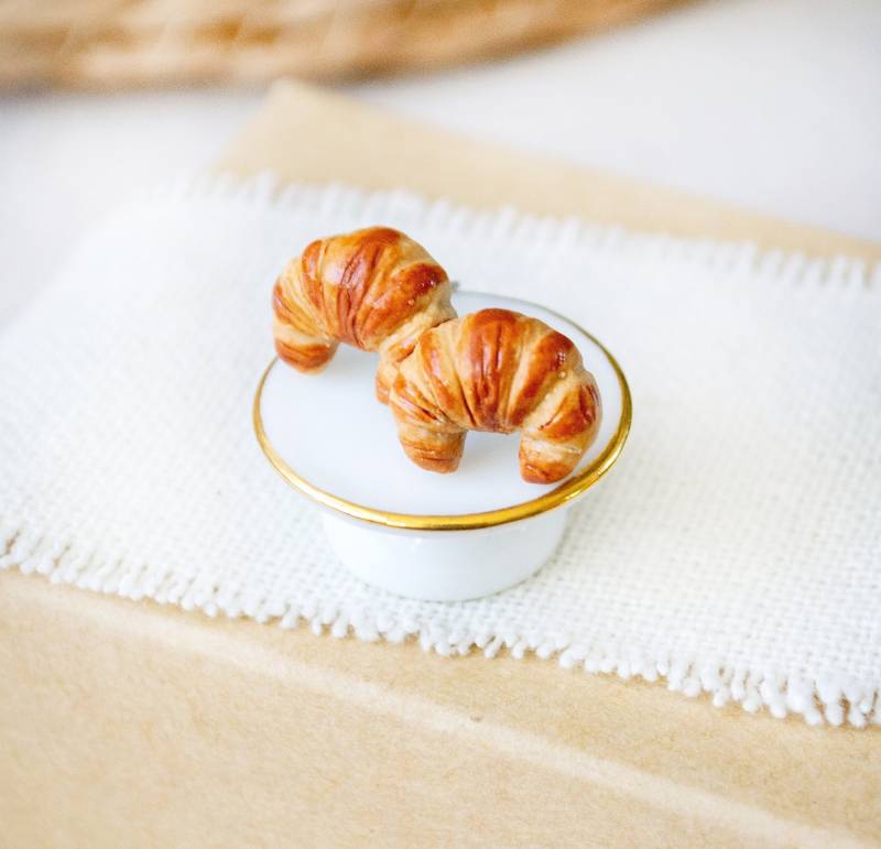 Croissant Ohrstecker - Gebäck Miniature Food Polymer Clay von FabulousFunkys
