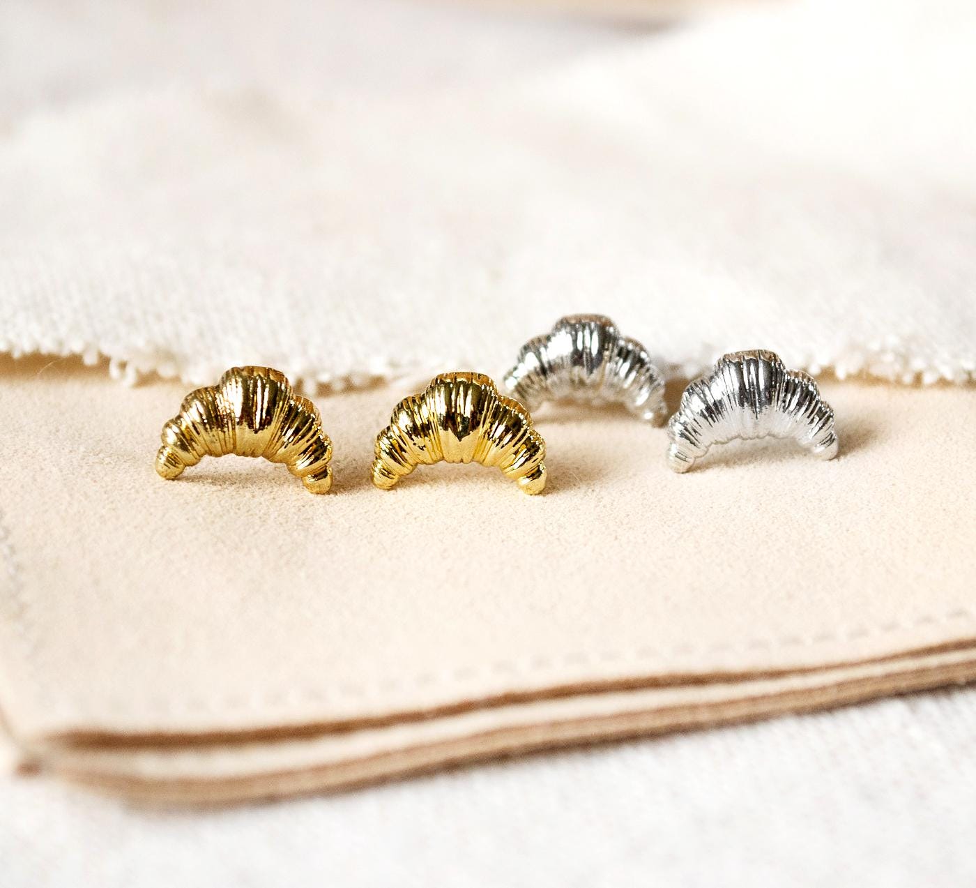 Croissant - Ohrstecker Goldfarben/Silberfarben Food Collection Gebäck Essen von FabulousFunkys