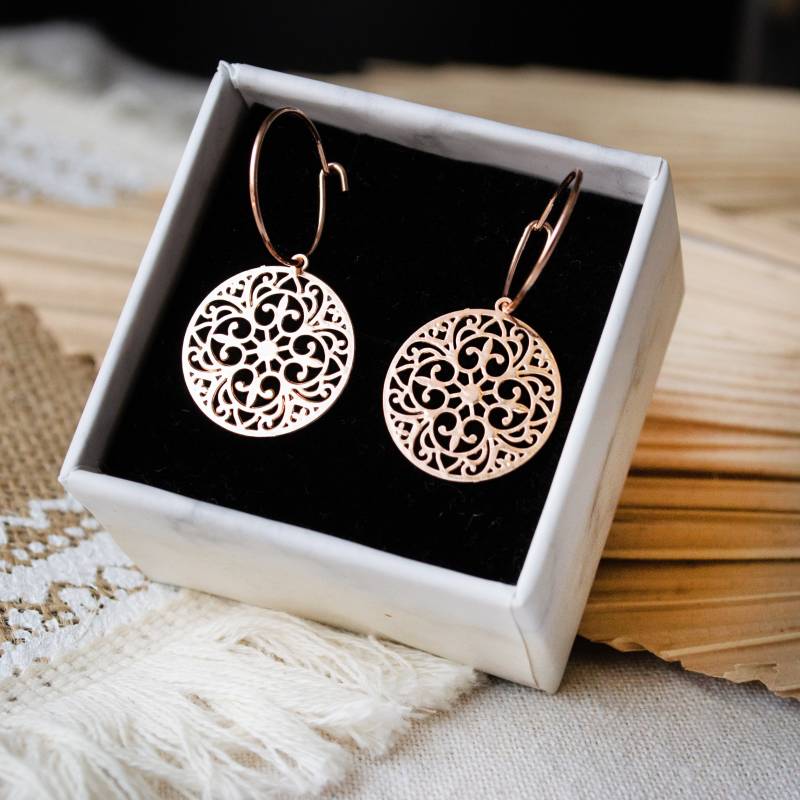 Filigrane Creolen - Mandala Rosegoldfarben Leichte Ohrringe Boho Scheiben von FabulousFunkys