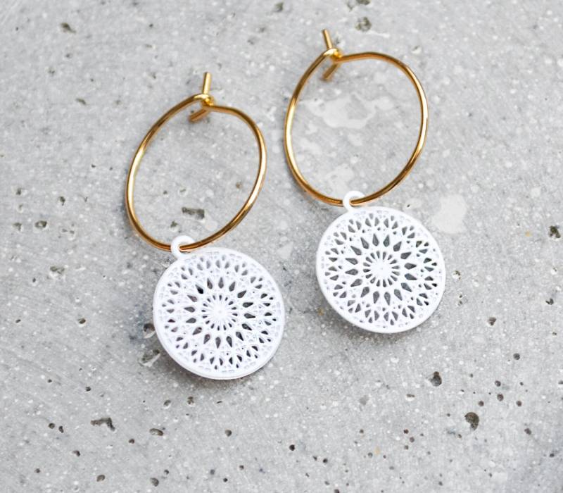 Filigrane Creolen Mit Mandala Anhängern - Weiß/Goldfarben Leichte Ohrringe Boho Scheiben von FabulousFunkys