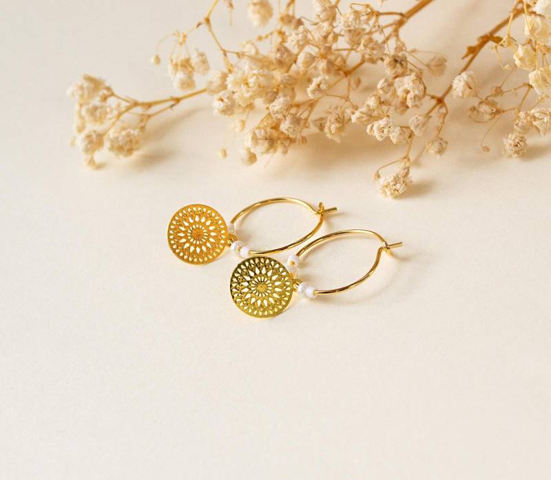 Filigrane Creolen Mit Mandala Anhängern Weißen Perlen - Silberfarben/Goldfarben Leichte Ohrringe Boho Scheiben von FabulousFunkys