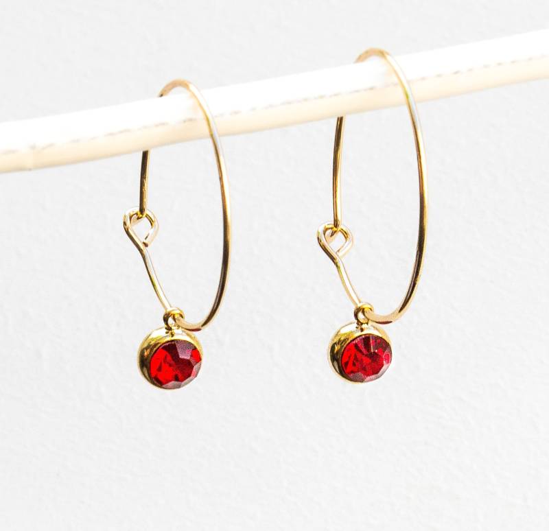 Filigrane Creolen Mit Roten Stein-Anhängern - Goldfarben Leichte Ohrringe Kristall Glitzer Elegant Schlicht Weihnachten Rot von FabulousFunkys