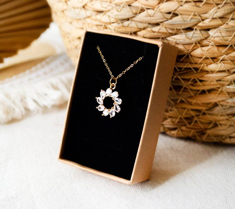 Glow Circle Kristallkette - Gold Kette Edelstahl Brautschmuck Festlich Elegant Edel Wedding Zirkonia von FabulousFunkys