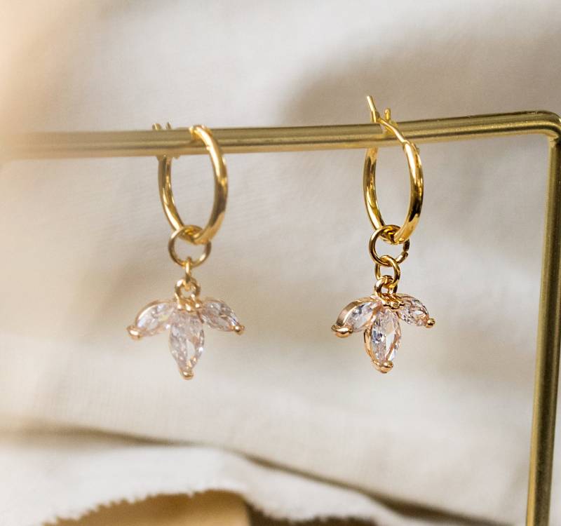 Glow Filigrane Creolen Mit Stein Anhängern - Leichte Ohrringe Kreolen Blatt Strass Kristall von FabulousFunkys