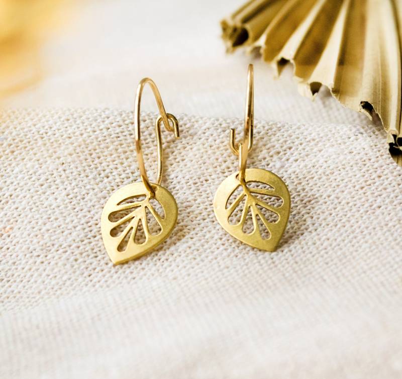 Kreolen Blatt Anhänger - Goldfarben Leichte Ohrringe Boho Hoops von FabulousFunkys