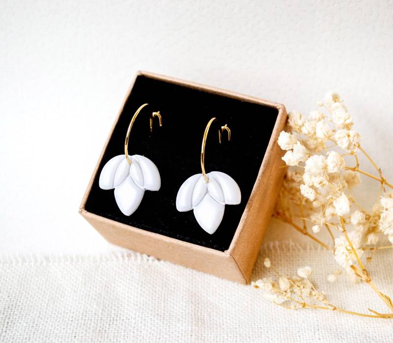 Leaf Kreolen - Weiß Perlmutt Gold Leichte Ohrringe Boho von FabulousFunkys