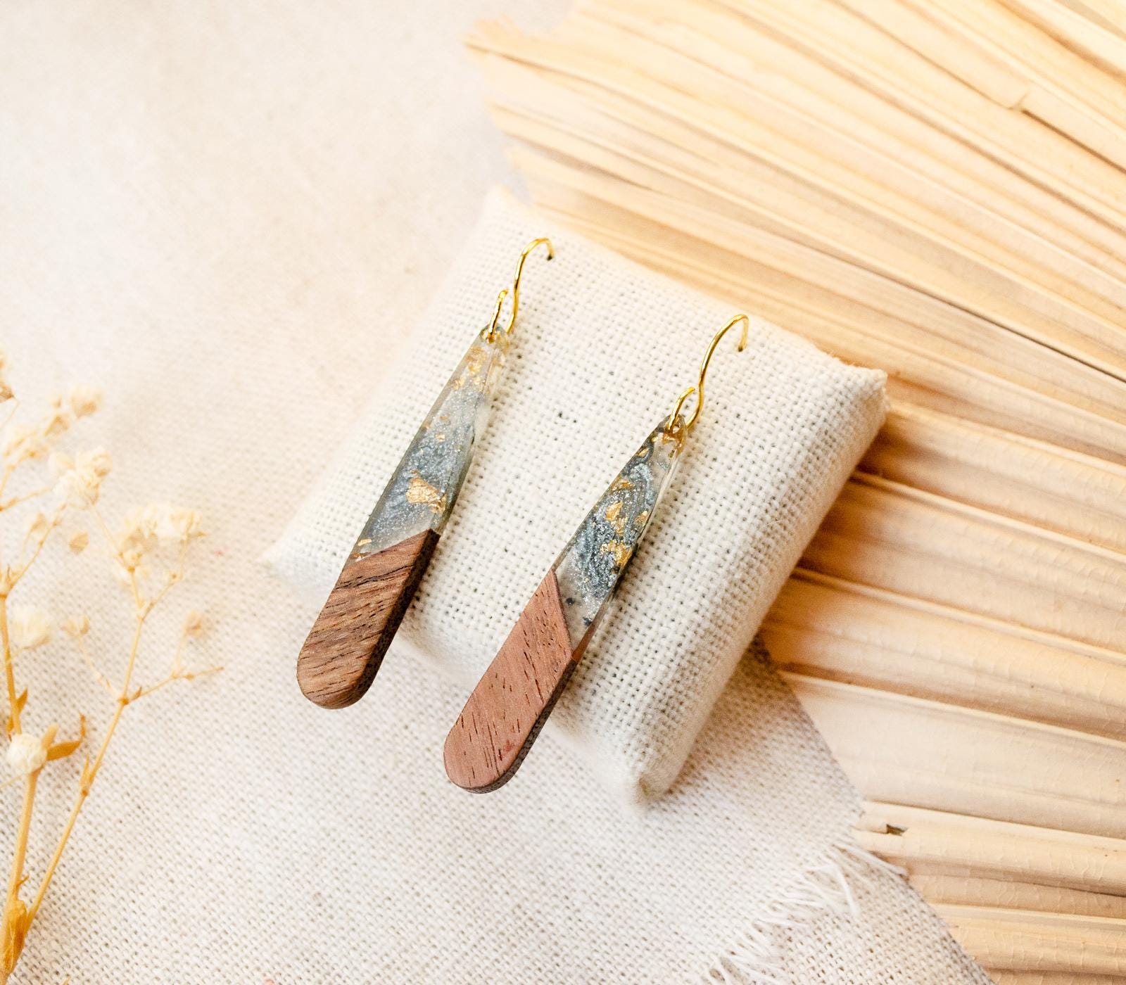 Wood Flow - Lange Hängeohrringe Mit Holz Tropfen Resin Grau Schwarz Gold von FabulousFunkys