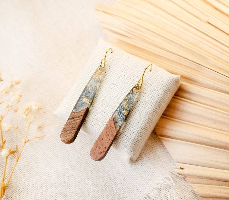 Wood Flow - Lange Hängeohrringe Mit Holz Tropfen Resin Grau Schwarz Gold von FabulousFunkys