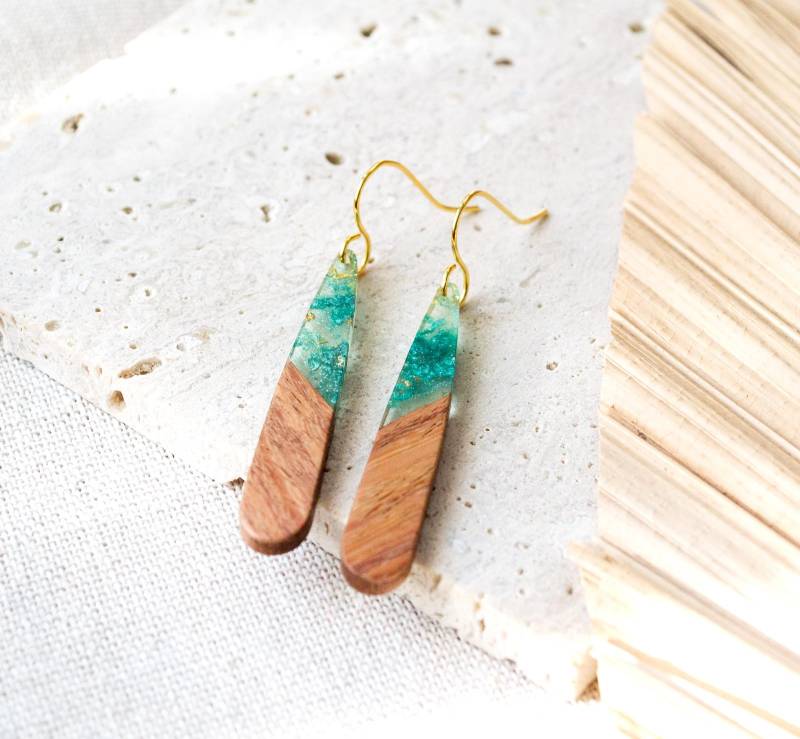 Wood Flow - Lange Hängeohrringe Mit Holz Tropfen Resin Türkis Gold von FabulousFunkys