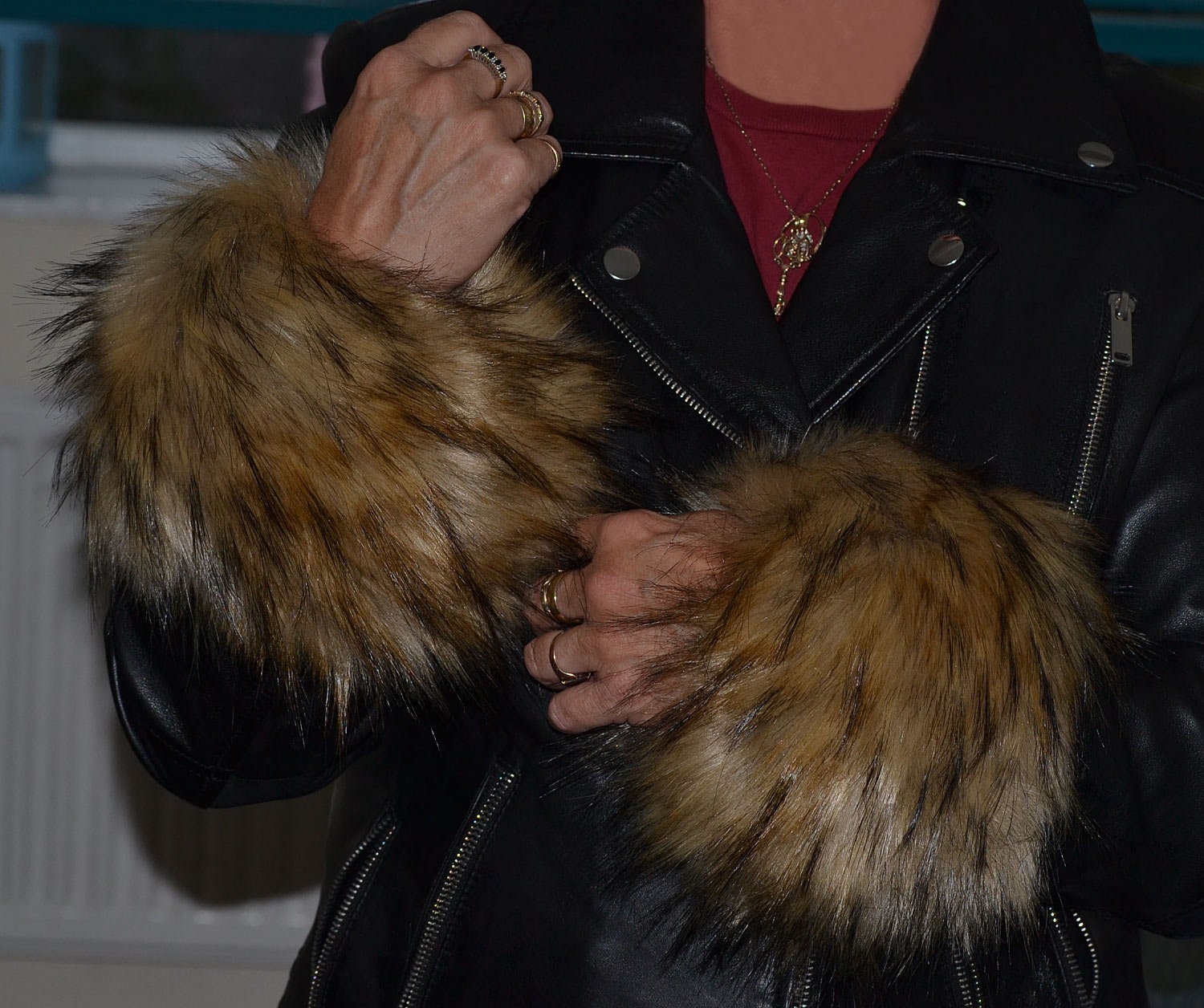 Pelzstulpen, Langhaar Armstulpen in Einen Faux Waschbären Lange Seidig Weiches Fell Pelzstulpen, Langhaar Armstulpen in Einen Faux Waschbären Lange Seidig Weiches Fell von FabulousFur