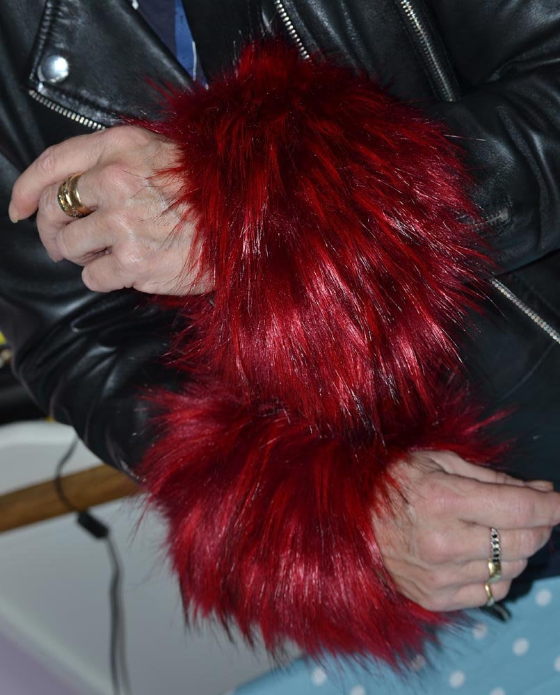 Rote Pelz Manschetten, Langhaarig Lang Seidenweiches Fell in Rot Mit Schwarzen Spitzen Rote Pelz Manschetten, Langhaarig Lang Seidenweiches Fell in Rot Mit Schwarzen Spitzen von FabulousFur