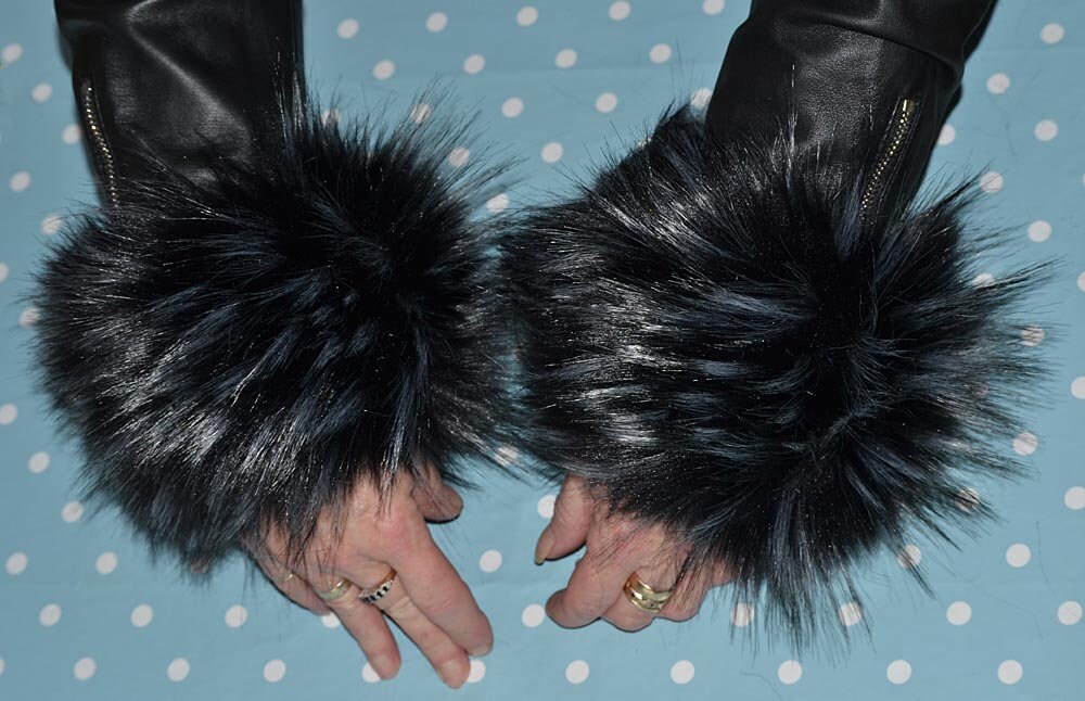 Schwarz & Graue Fell Pulswärmer in Langhaarig Seidenweiches Kunstfell Mit Grauen Spitzen Schwarz & Graue Fell Pulswärmer in Langhaarig Seidenweiches Kunstfell Mit Grauen Spitzen von FabulousFur