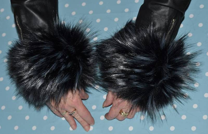 Schwarz & Graue Fell Pulswärmer in Langhaarig Seidenweiches Kunstfell Mit Grauen Spitzen Schwarz & Graue Fell Pulswärmer in Langhaarig Seidenweiches Kunstfell Mit Grauen Spitzen von FabulousFur