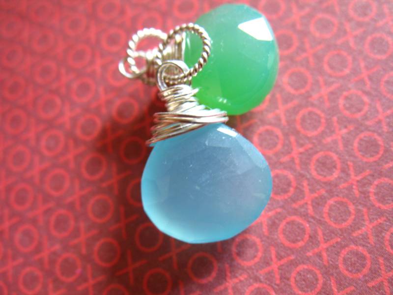 Aqua Blau Chalcedon Tropfen Anhänger Sterling Silber Draht Wrapped Edelstein Charme von FabulousRocks