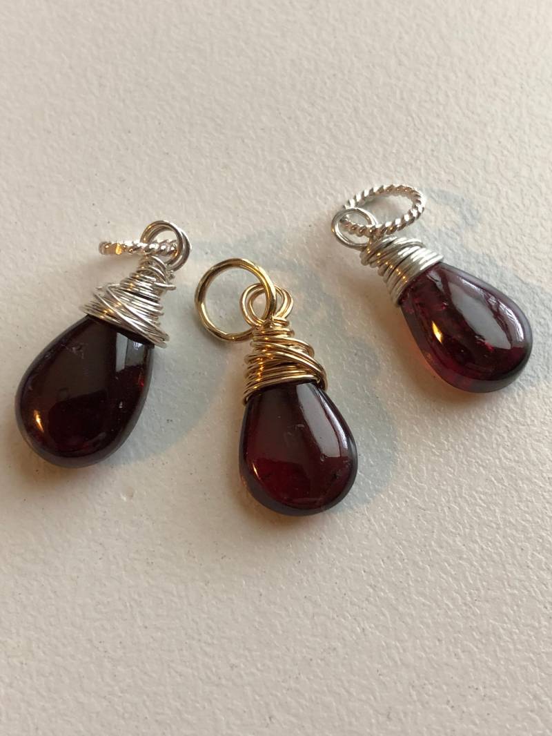 Garnet Pear Dangle Draht Gewickelt Januar Geburtsstein Anhänger von FabulousRocks