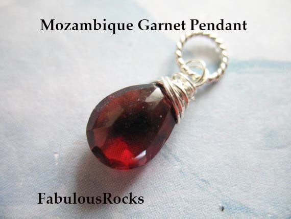 Granat Anhänger Charme, Kleine Birne Hinzufügen Baumeln Tropfen/Januar Birthstone Schmuck Für Freundin Mutter Brautjungfer Oma Freund Geschenk Gd12 von FabulousRocks