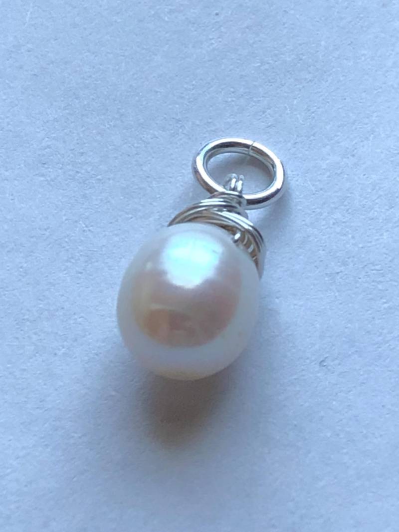 Perle Charme Anhänger, Weiße Tropfen Perle, Juni Birthstone Edelstein Schmuck Braut Brautjungfern Geschenke Gemdone Gdp7 von FabulousRocks